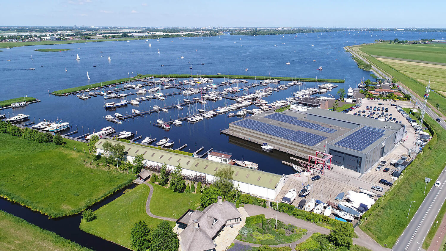 Aquacabin bij Kempers Watersport: slapen op het water in Aalsmeer