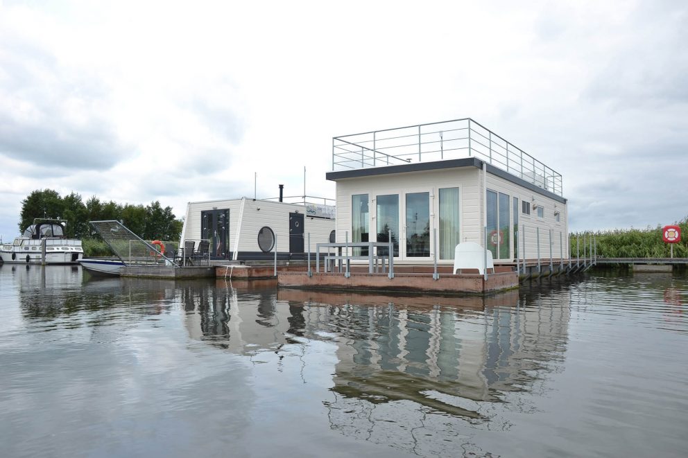 Aquacabin bij Kempers Watersport: slapen op het water in Aalsmeer