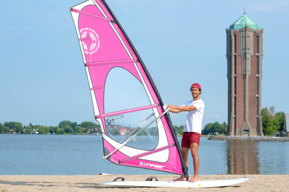 Surfer van Windsurfclub Aalsmeer op het strand van de Westeinderplassen