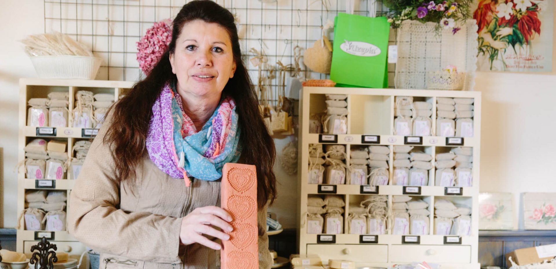 Leontien met haar handgemaakte zeep in haar Zeepatelier Uzepia in Kudelstaart