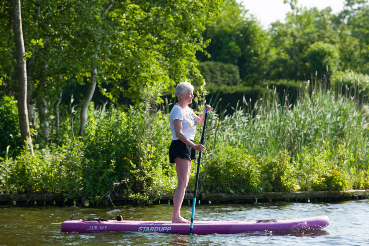 Suppen, duurzame watersport op de Westeinderplassen in Aalsmeer