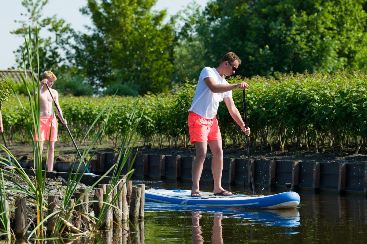 Suppen, duurzame watersport op de Westeinderplassen in Aalsmeer