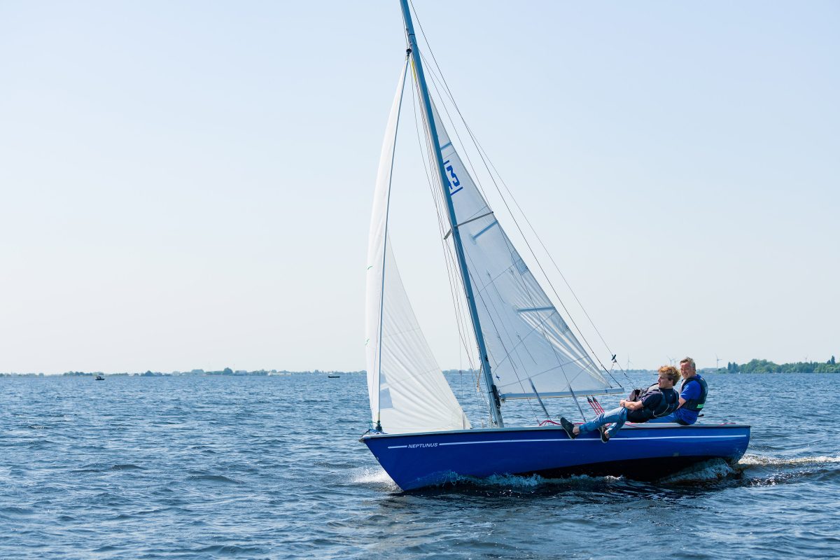 Zeilen in een zeilboot op de Westeinderplassen