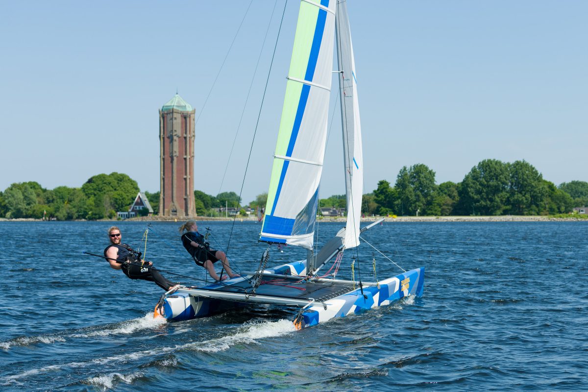 Zeilen in een catamaran op de Westeinderplassen