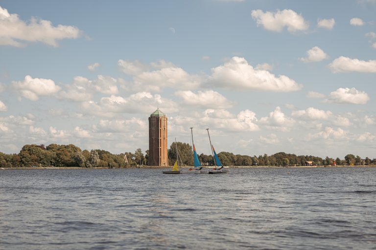 De watertoren van Aalsmeer vanaf de Westeinderplassen