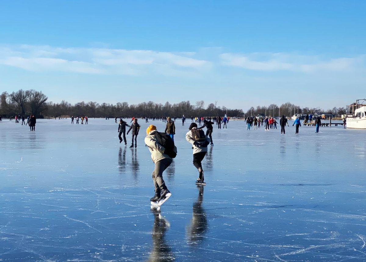 Schaatsen op het natuurijs van de Westeinderplassen in Aalsmeer