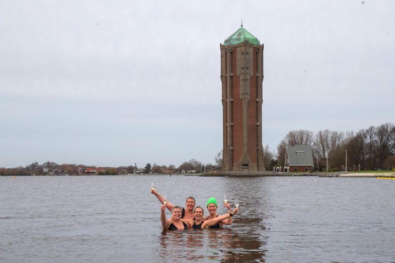 Nieuwjaarsduik in de Westeinderplassen in Aalsmeer