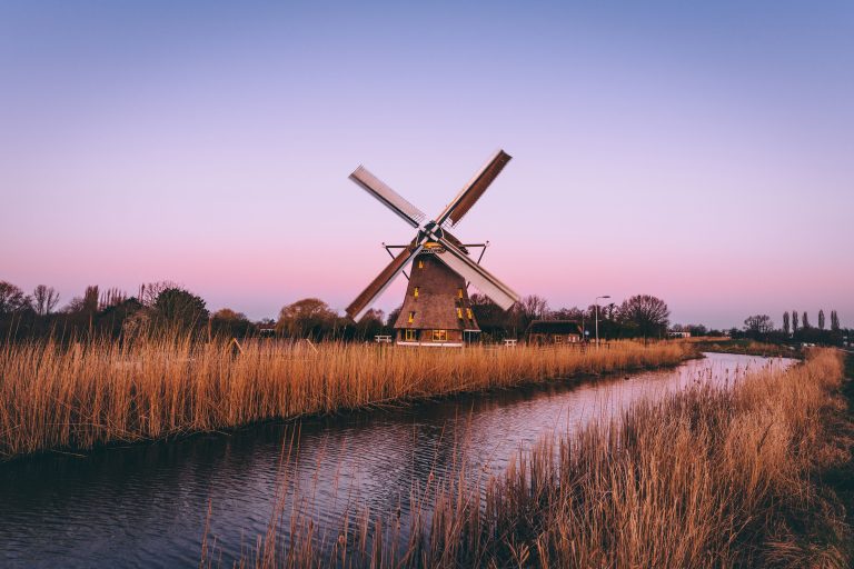 Molen in Aalsmeer tijdens zonsondergang